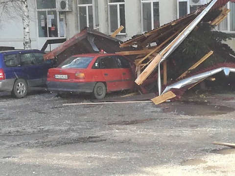 силният вятър счупи покрива на МБАЛ Карлово