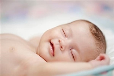 бебето спи полуотворени уста или очи