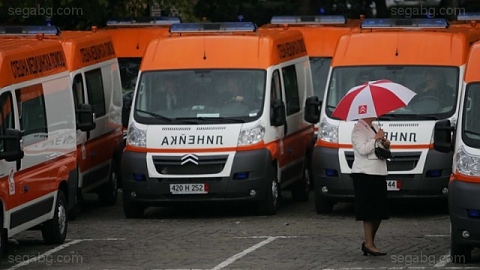 Министърът на здравеопазването подписва договор за нови линейки