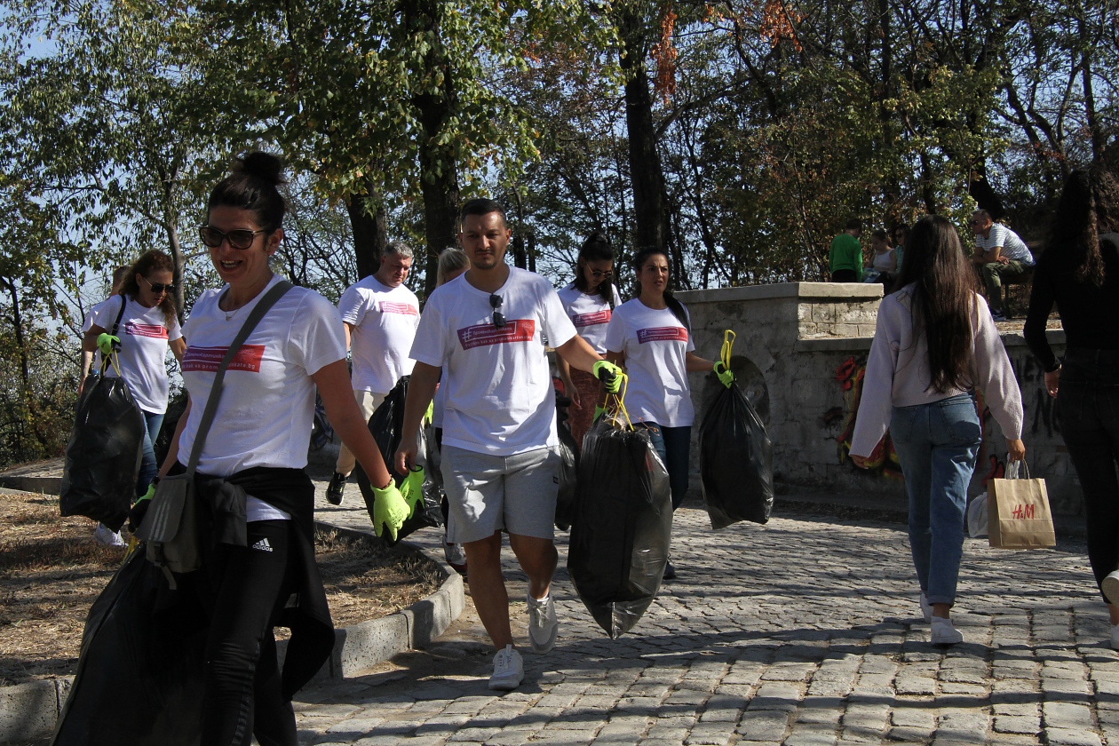 Сахат тепе в Пловдив по-чисто с 250 килограма отпадъци