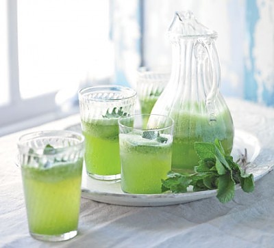 Сок от краставица, целина и зелен чай за подмладяване