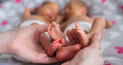 Лекарите от Майчин дом спасиха родилка и близнаците ѝ на рождения ѝ ден