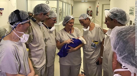първото бебе от жена с трансплантирана матка