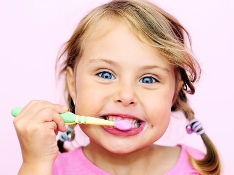Детски стоматолози за избора на четка за зъби за детето