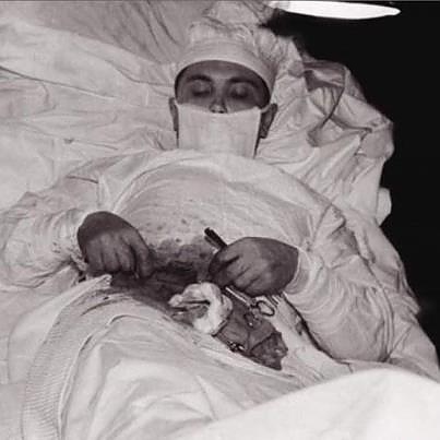 Руски хирург сам се оперира от апандисит