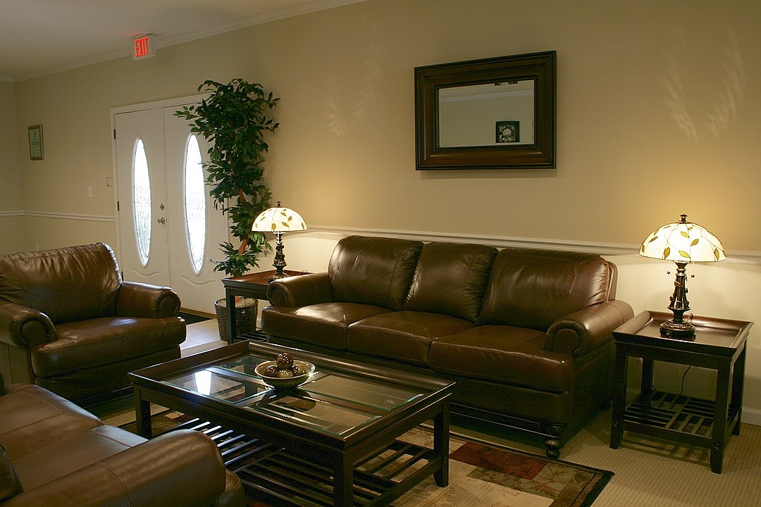 Думата от персийски произход “диван” означава канцелария.