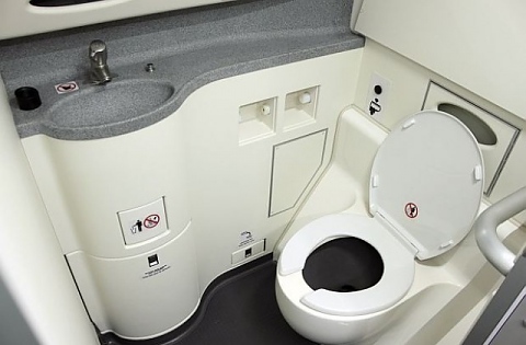 Безшумна тоалетна в самолета