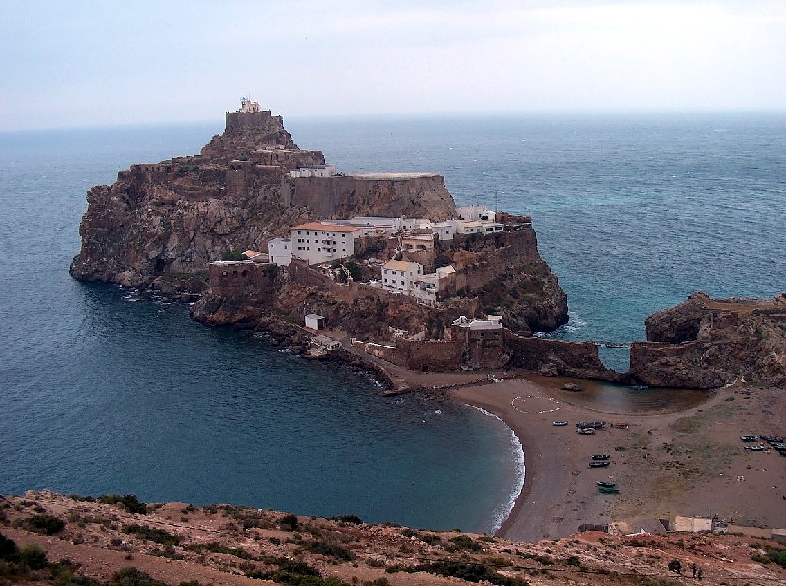Испания и Мароко са разделени от граница с дължина едва 80 м, разположена до крепостта Пеньон де Велес де ла Гомера.