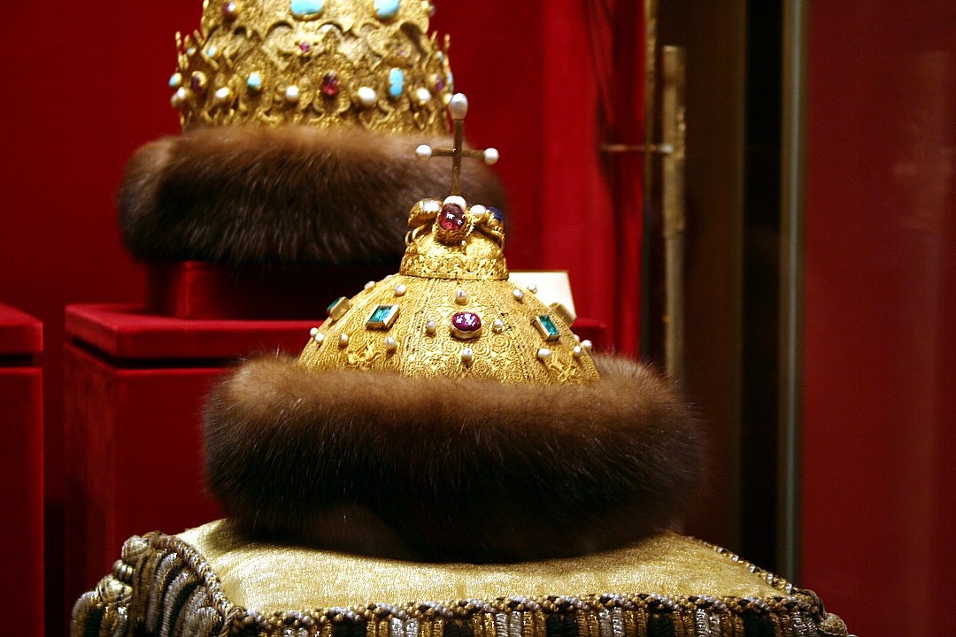Мономаховата шапка е символ на  на владетелската власт в Русия.
