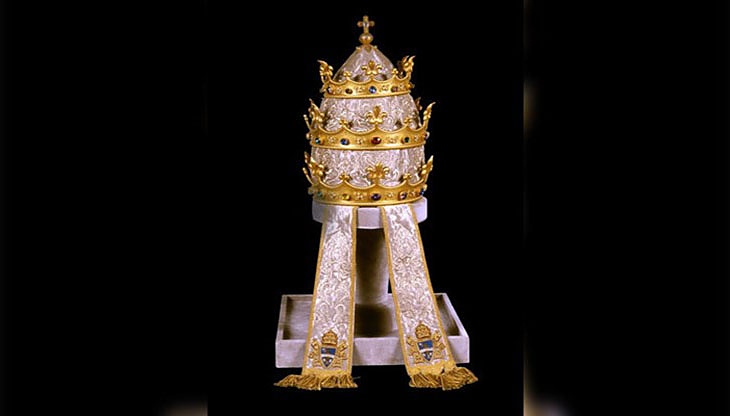 В продължение на столетия папата е получавал тройна корона, наречена тиара.