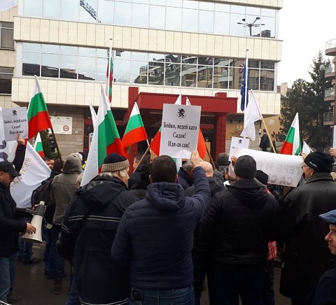 Протестиращи от Перник нахлуват в Регионалното министерство