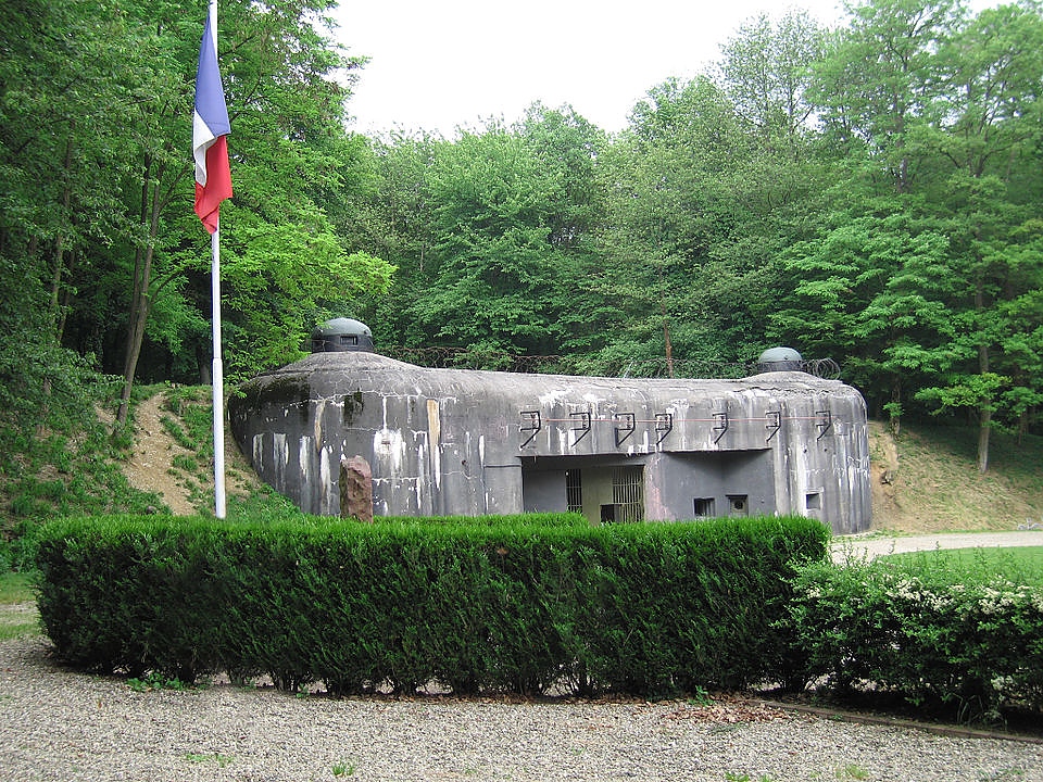 Отбранителната линия “Мажино” преди Втората световна война е изградена между Германия и Франция.