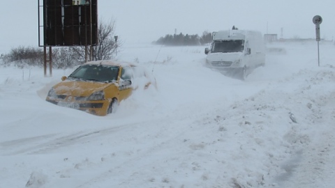Затварят пътища заради снеговалеж и силен вятър