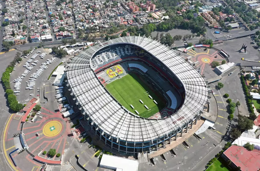 Легендарният стадион “Ацтека” се намира в Мексико.