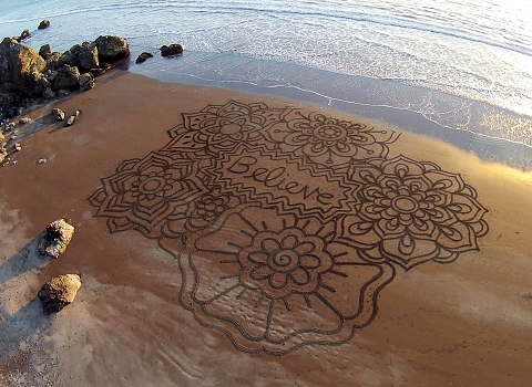 Андрес Амадор твори с гребло и пясък