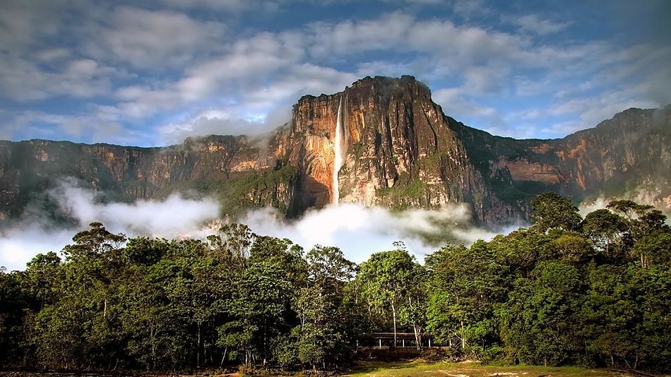 Водопадът Анхел е преименуван от Уго Чавес на Керепакупай меру, защото е кръстен на американски пилот.