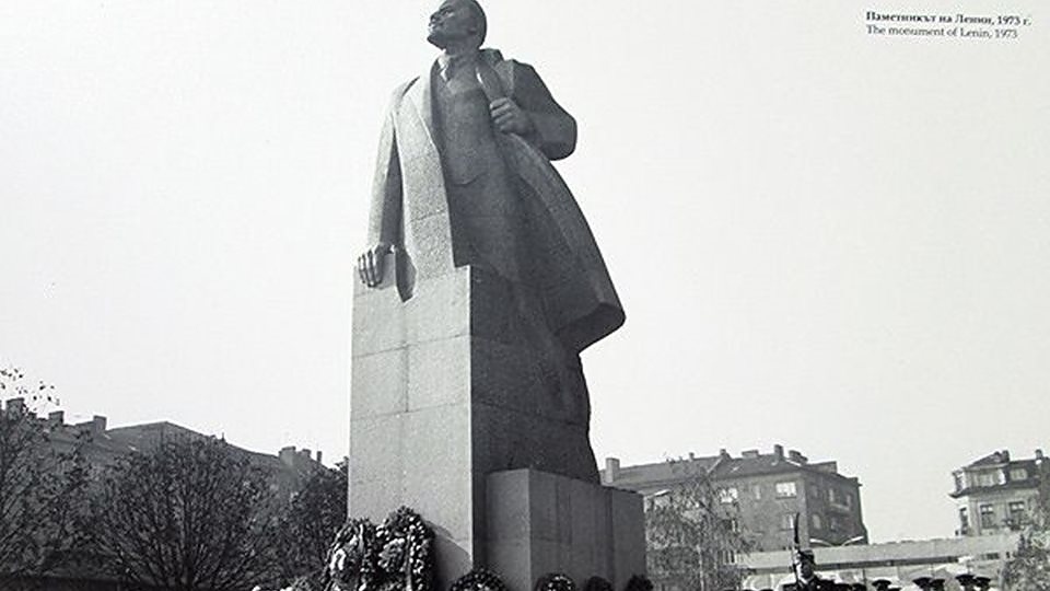 Паметникът на Владимир Ленин се издига в периода 1971-91 г. на мястото където е днешната Статуя на света София.