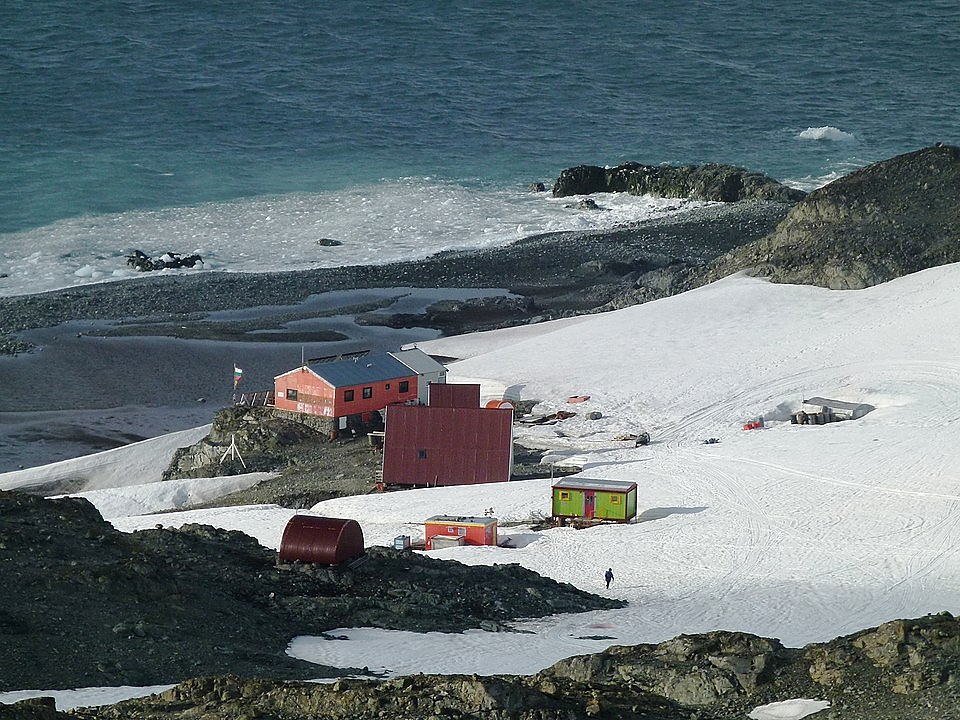 Българската антарктическа база на остров Ливингстън носи името на Климент Охридски.