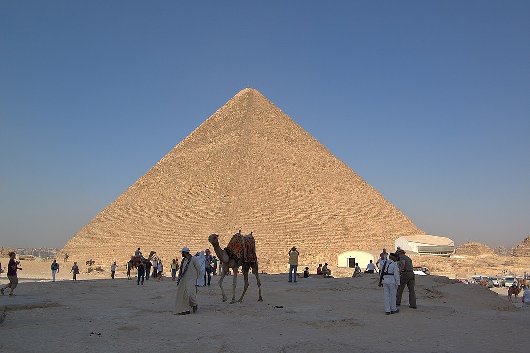Хеопсовата пирамида се нарича и пирамидата на Хуфу в Гиза.