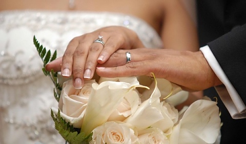 Венчалната халка се носи на безимениня пръст