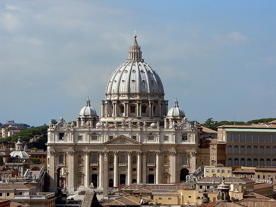 Базиликата „Свети Петър“ е католическа църква във Ватикана в град Рими и не е в готически стил.