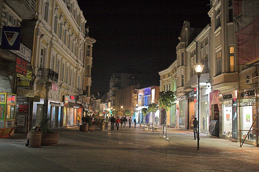 Пешеходната улица в Пловдив, която местните наричат Главната, се казва „Княз Александър I Батенберг“.