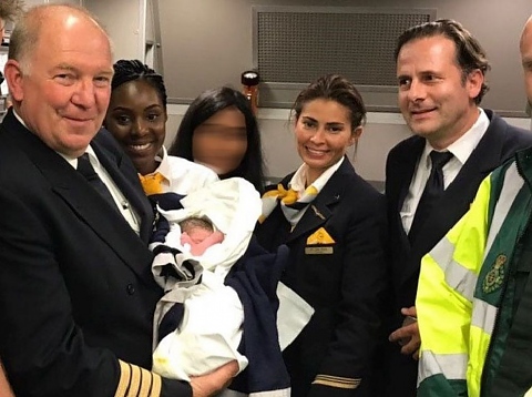Бебе се роди на борда на самолет