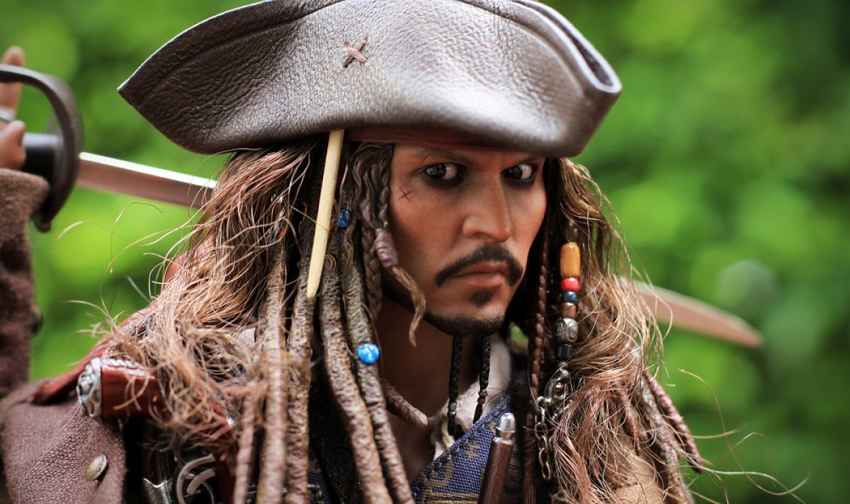 Джак Спароу е пиратски главатар, който не е реална историческа личност.