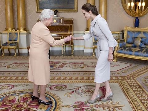 Масонски поздрав, кралица Елизабет, Анджелина Джоли