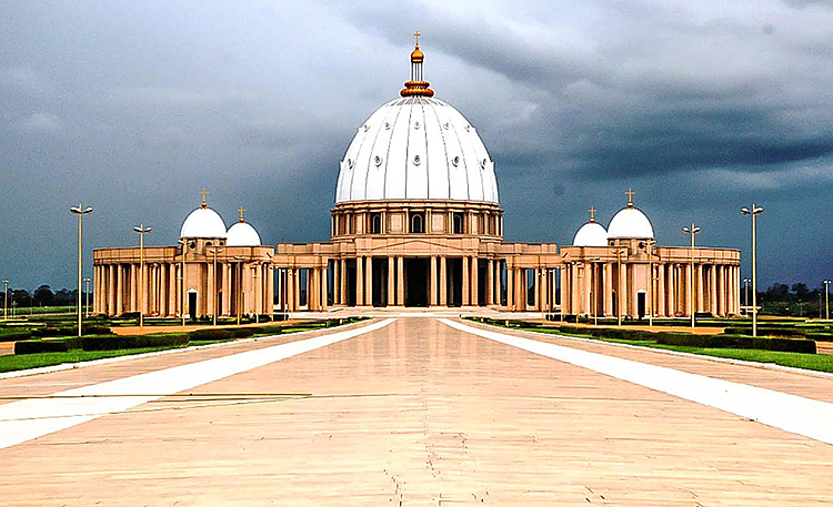Базиликата “Божията майка на мира” в новата столица на Кот д Ивоар Ямусукра е най-голямата в света.