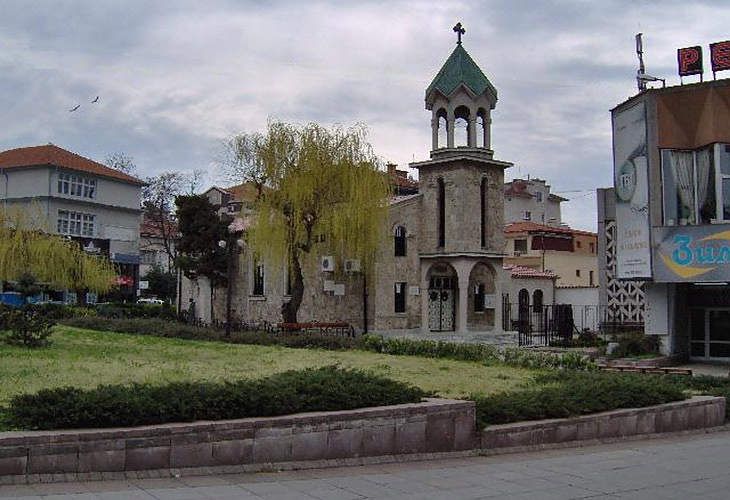 Църквата “Сурп Хач” в центъра на Бургас е арменска.