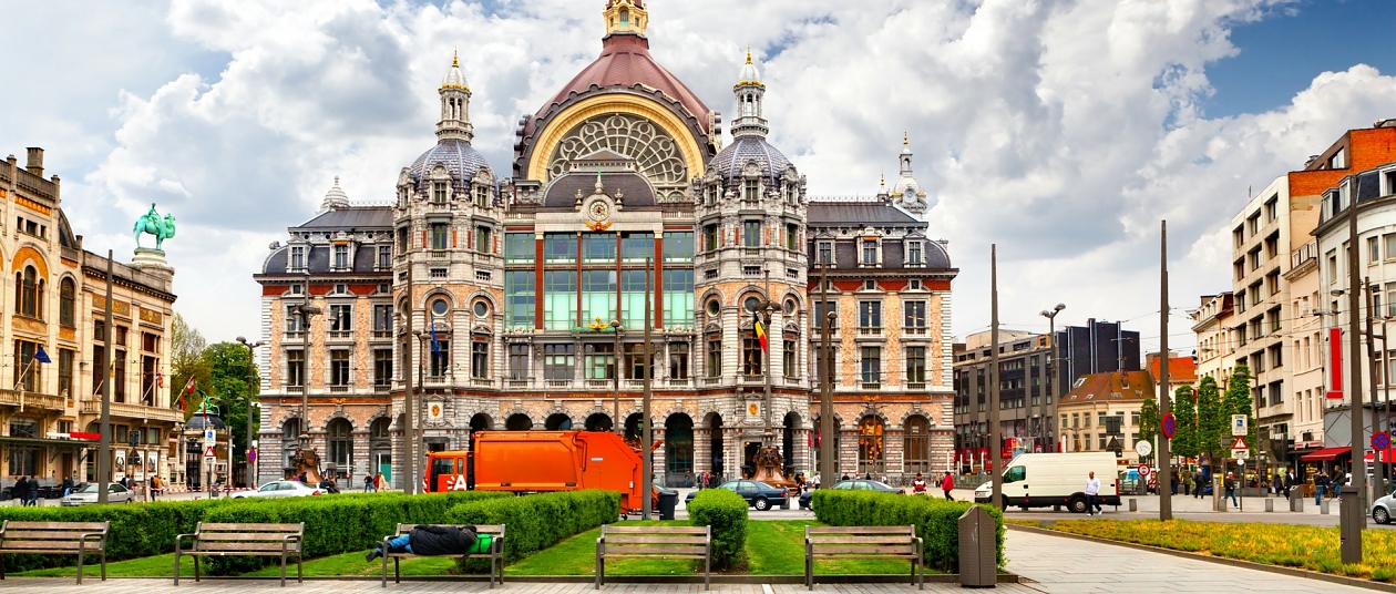 В  Антверпен се намира Диамантеният квартал, в който се обработват близо половината от диамантите в света.