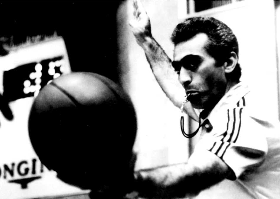Съдия на скандалния финал по баскетбол през 1972 г. между СССР и САЩ е българинът Артеник Арабаджиян.