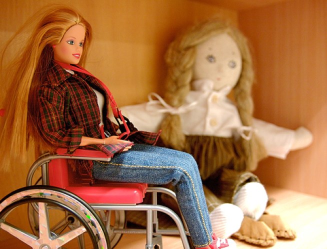 Барби в инвалида количка