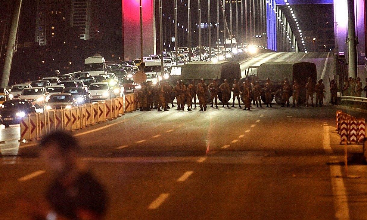 Турски войници са блокирали мостът над Босфора в Истанбул.