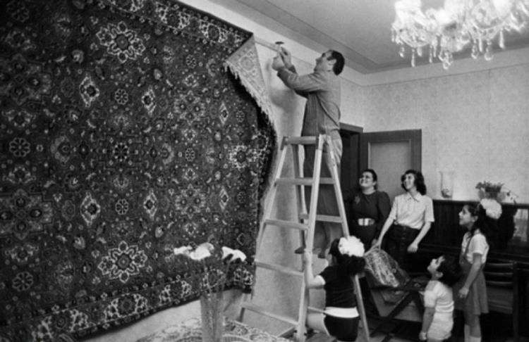 В СССР се закачат килими по стените