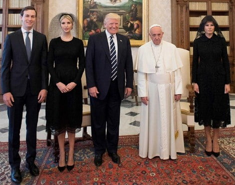 Жени в бяло при папата