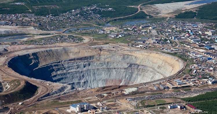 Огромна мина за добив на диаманти в Якутия