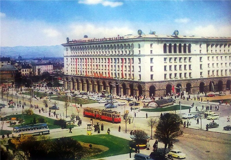 На 15 април 1957 г. в София е открит Централният универсален магазин (ЦУМ) 