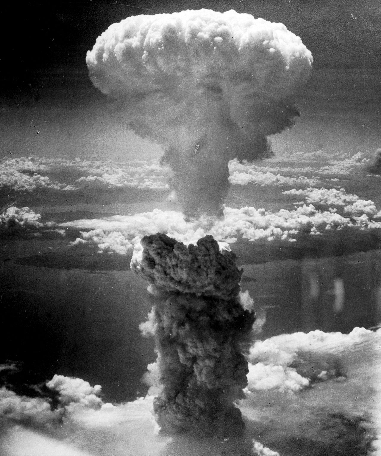 Ядрената гъба от атомната бомба пусната над Нагасаки, Япония през 1945