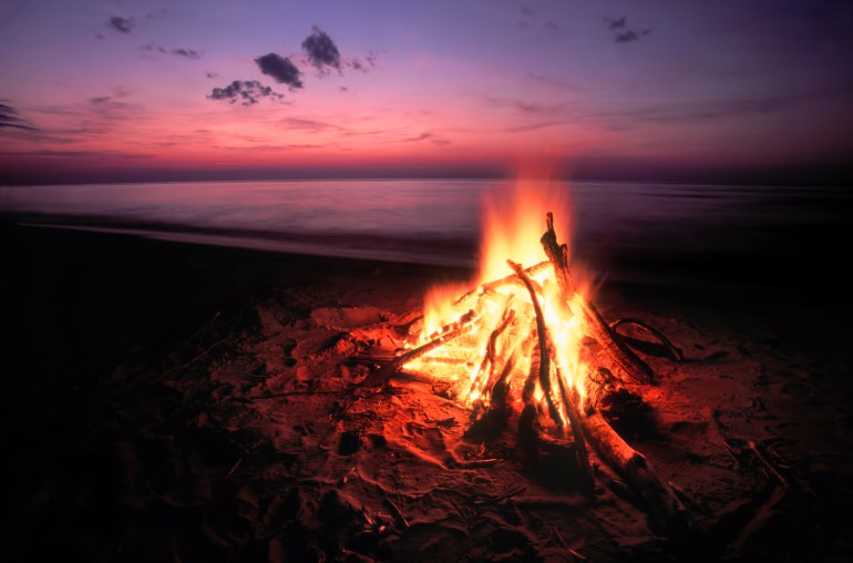 Огън на плажа