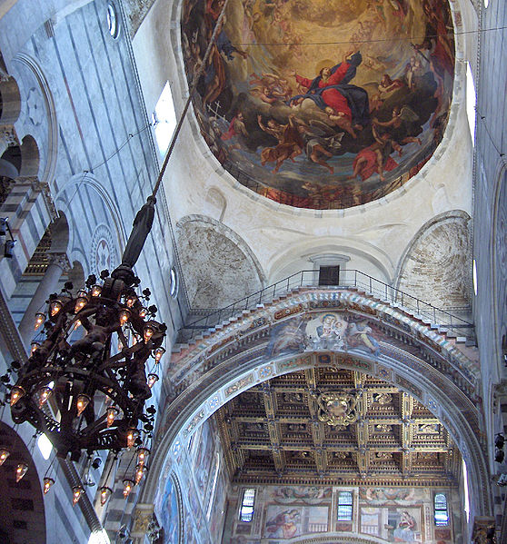 Катедралата в Пиза с „лампата на Галилей“