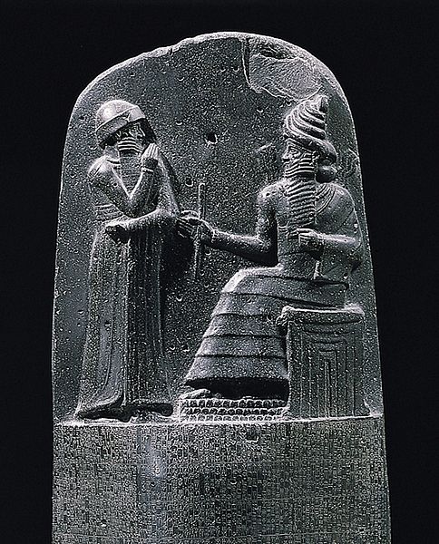 Месопотамският бог на слънцето Шамаш, почитан като бог на справедливостта, дава на цар Хамурапи кодекс със закони.