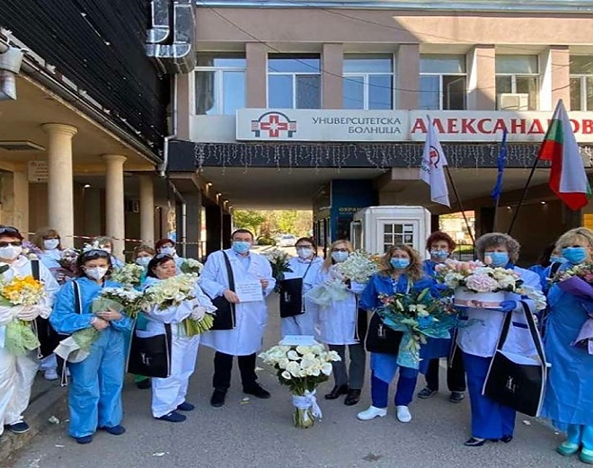 Анкета: Хареса ли Ви жестът на Лили Иванова да дари букетите си от рождения ден на медиците от Александровска?
