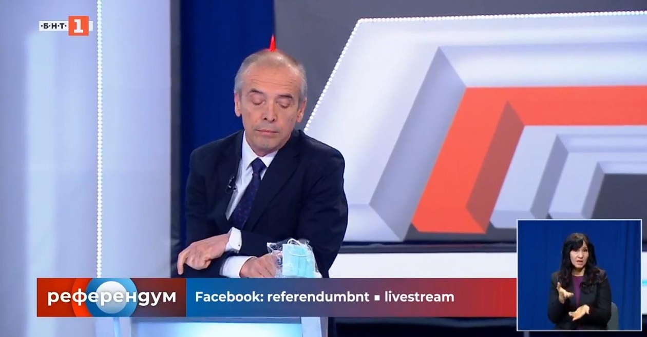 Скандал по БНТ: Мангъров изхвърли маска, дадена му от кандидат-депутат