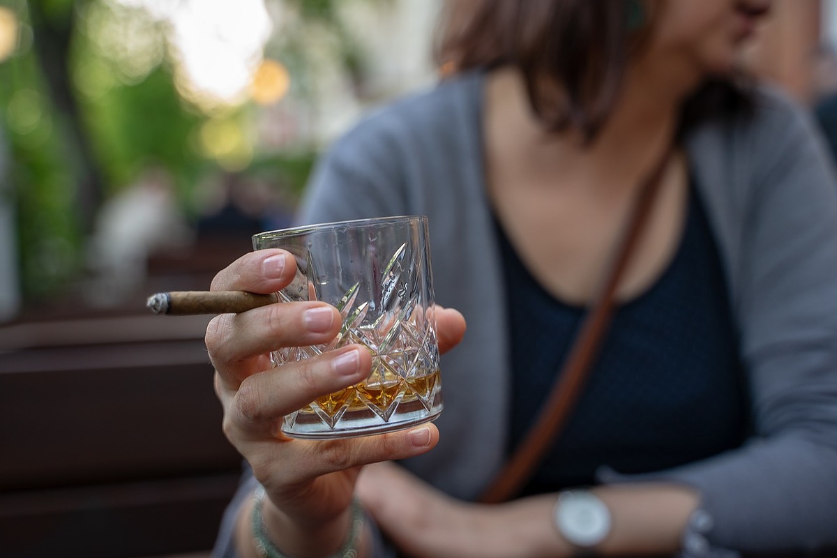 Пушачите и пиещите са застрашени от COVID-19