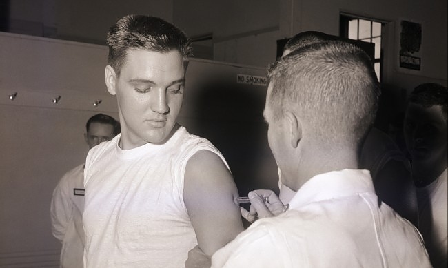 През 1956 г. Елвис Пресли си поставя току-що одобрена ваксина пред телевизионни камери