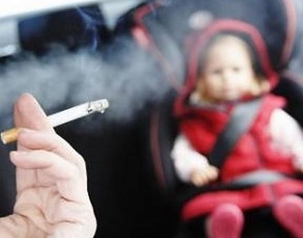 Гърция: Глоба от 1500 евро за пушене в кола, в която има дете 