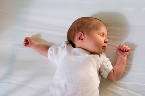 безопасно спане по гръб на бебетата