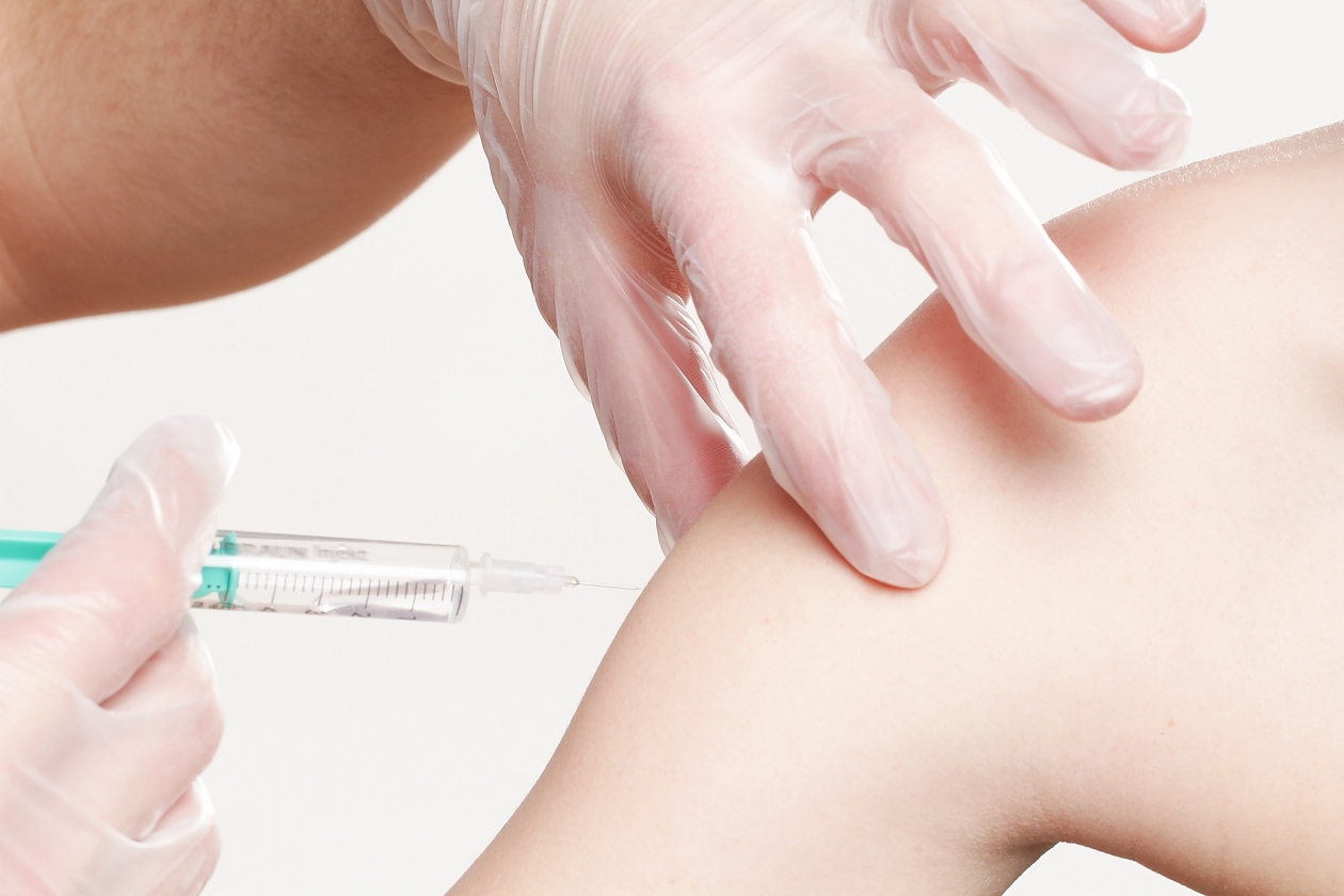 EMA разширява списъка със страничните ефекти на COVID ваксините 